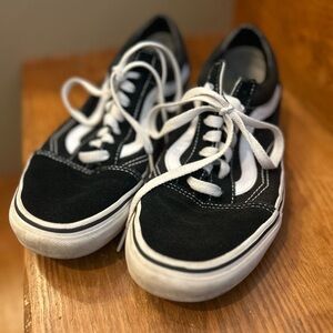 Vans classic canvas lace-up Women’s 8 black & white